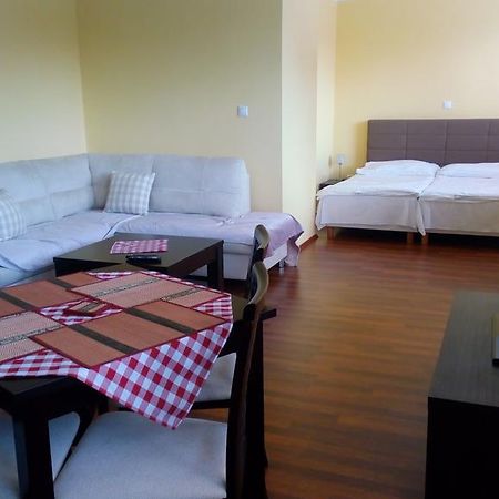 Guest House Mladost Presov Ngoại thất bức ảnh